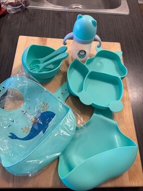Kids Silicone Bib and Mealtime Set in Turquoise - Whale Design